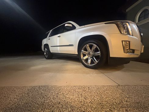 Used 2015 Cadillac Escalade Premium image 14