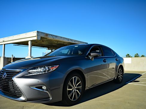 Used 2017 Lexus ES 300h 300h Sedan 4D image 4