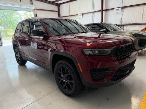 Used 2025 Jeep Grand Cherokee Altitude RWD image 2