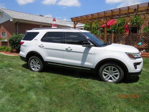 Used 2018 Ford Explorer XLT w/ Equipment Group 202A AWD/4WD image 6