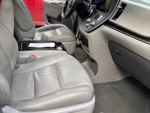 Used 2015 Toyota Sienna XLE image 13