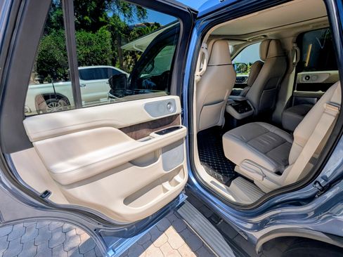 Used 2020 Lincoln Navigator Reserve w/ Luxury Package image 19