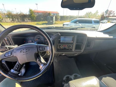 Used 2006 Chevrolet Silverado 2500 LT w/ Heavy-Duty Power Package image 14