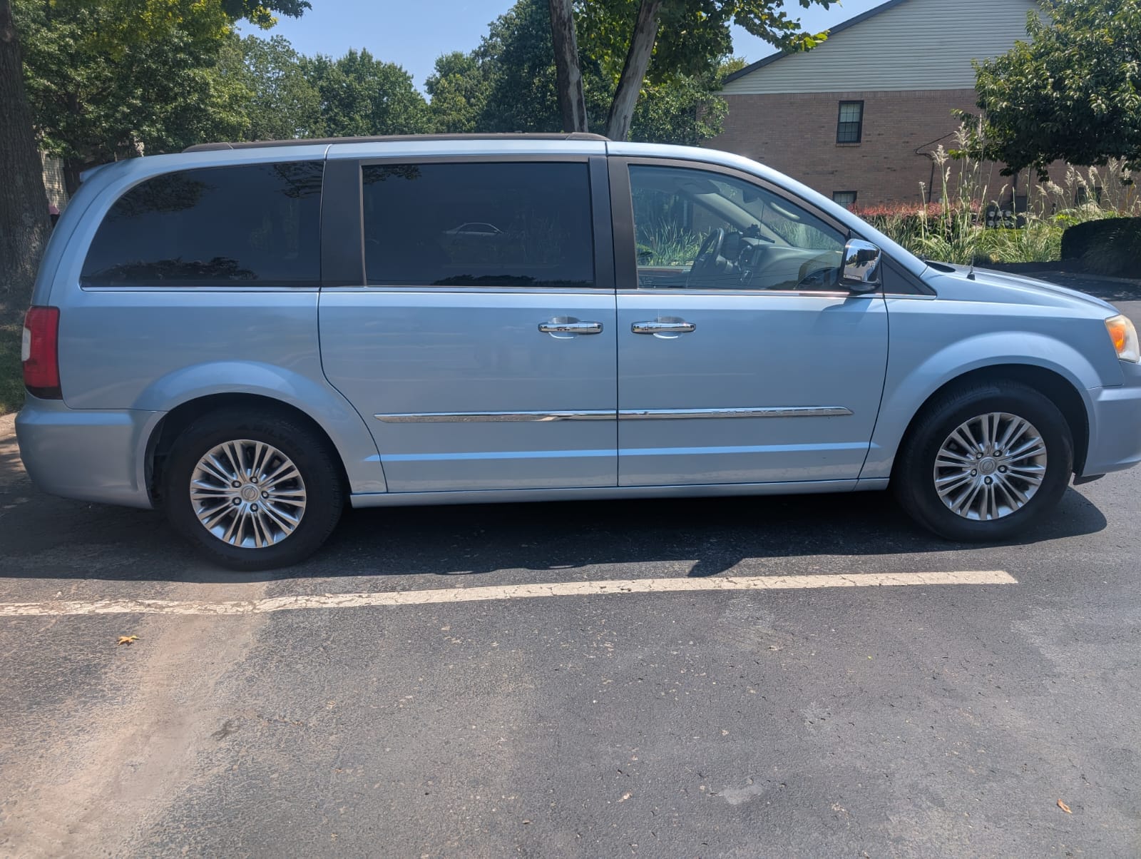 Used 2013 Chrysler Town & Country Touring-L w/ Entertainment Group #2 FWD image 2