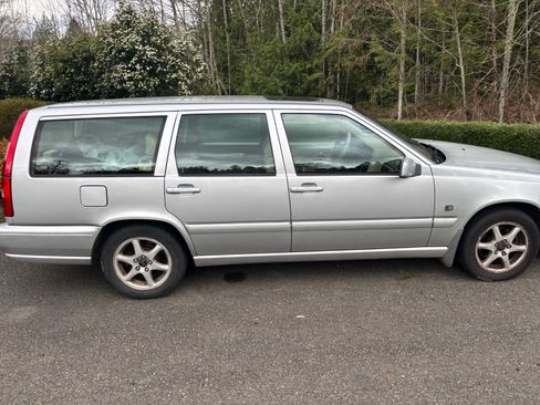Used 2000 Volvo V70 SE image 2