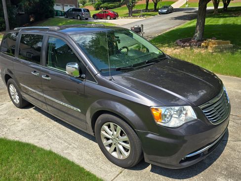 Used 2015 Chrysler Town & Country Limited Platinum image 8