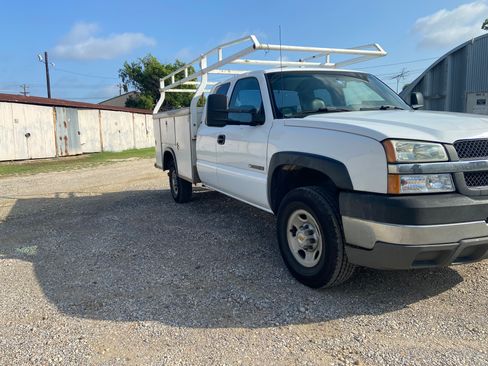 Used 2004 Chevrolet Silverado 2500 W/T RWD image 2