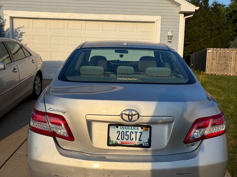 Used 2010 Toyota Camry LE FWD image 5