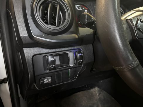 Used 2016 Toyota Tacoma SR w/ Towing Package image 17