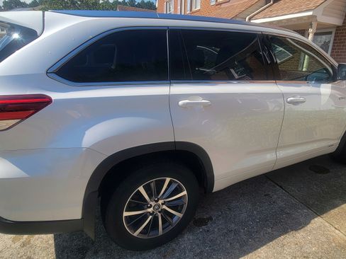 Used 2017 Toyota Highlander XLE AWD/4WD image 1