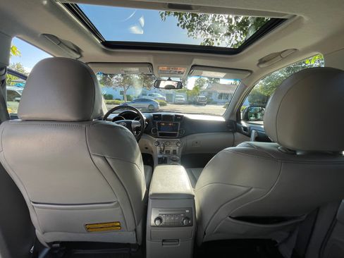 Used 2013 Toyota Highlander SE FWD image 6
