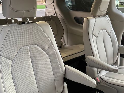 Used 2017 Chrysler Pacifica Limited w/ Tire & Wheel Group image 12