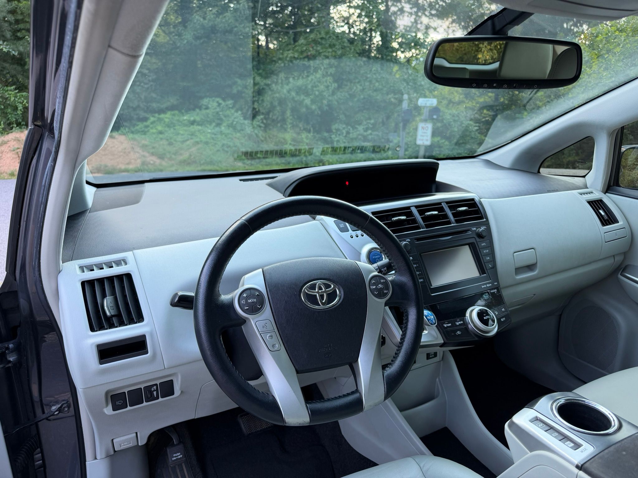 Used 2013 Toyota Prius V Five FWD image 11