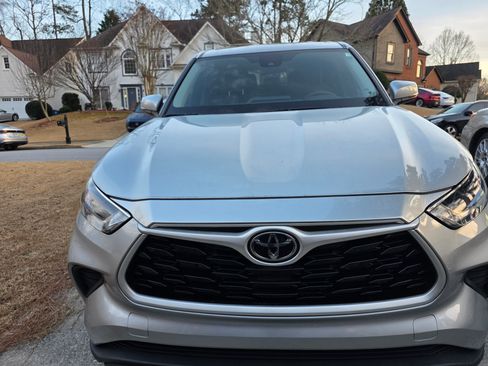 Used 2022 Toyota Highlander L image 2