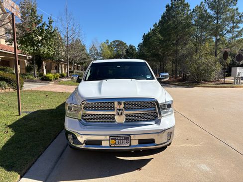 Used 2017 RAM 1500 Laramie w/ Convenience Group image 6