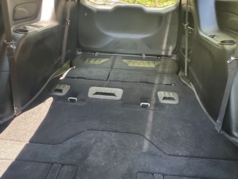 Used 2023 Chrysler Pacifica Touring-L w/ S Appearance Package image 12