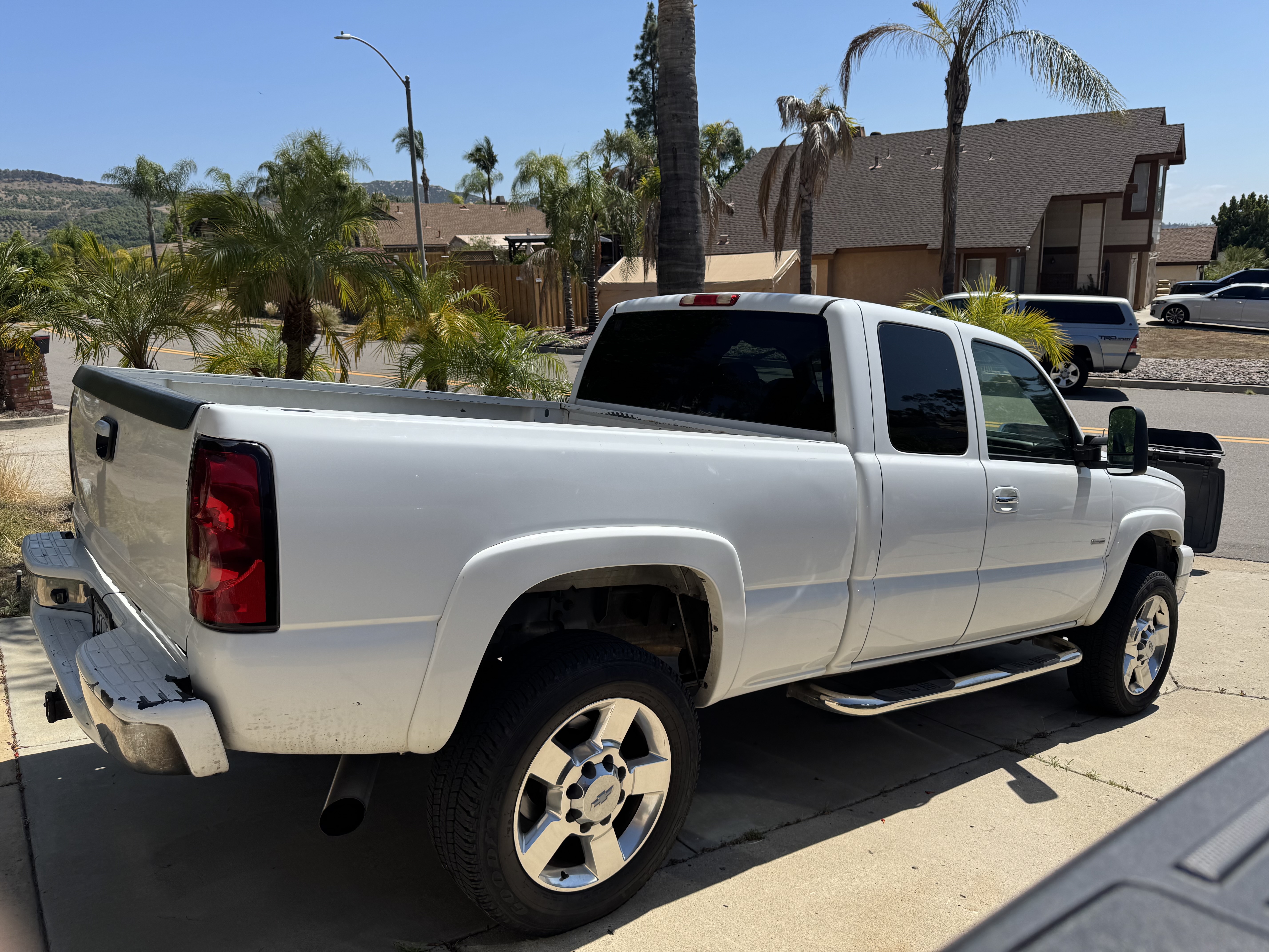 Used 2006 Chevrolet Silverado 2500 LT w/ Heavy-Duty Power Package AWD/4WD image 4