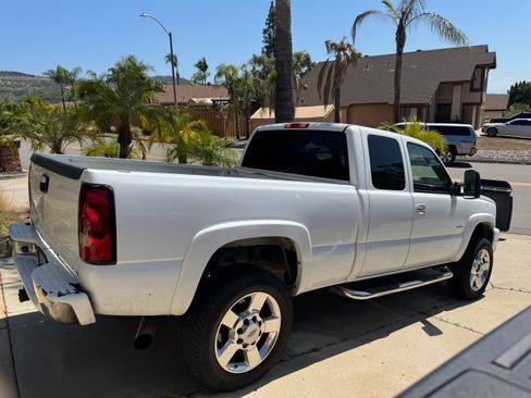 Used 2006 Chevrolet Silverado 2500 LT w/ Heavy-Duty Power Package AWD/4WD image 4