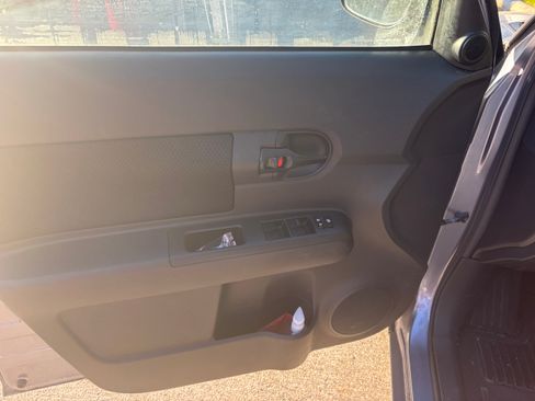 Used 2009 Scion xB Hatchback 4D image 4