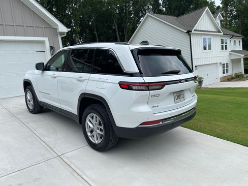 Used 2023 Jeep Grand Cherokee Laredo X AWD/4WD image 5