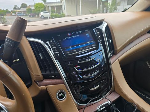 Used 2015 Cadillac Escalade Platinum image 12
