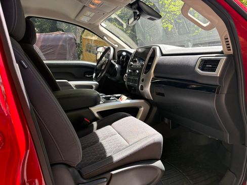 Used 2022 Nissan Titan SV w/ SV Convenience Package RWD image 9