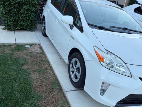 Used 2014 Toyota Prius Five image 2