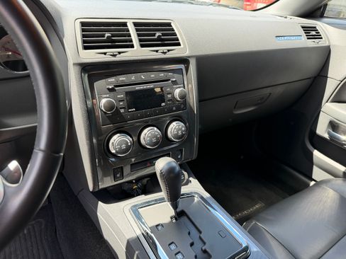 Used 2013 Dodge Challenger SXT RWD image 4