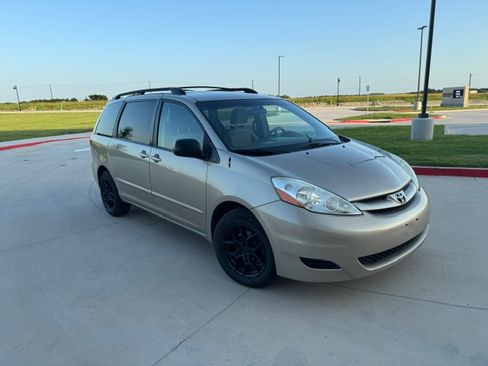 Used 2009 Toyota Sienna LE FWD image 1