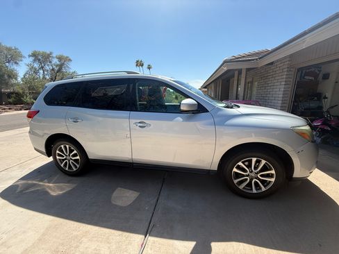 Used 2013 Nissan Pathfinder SV FWD image 5