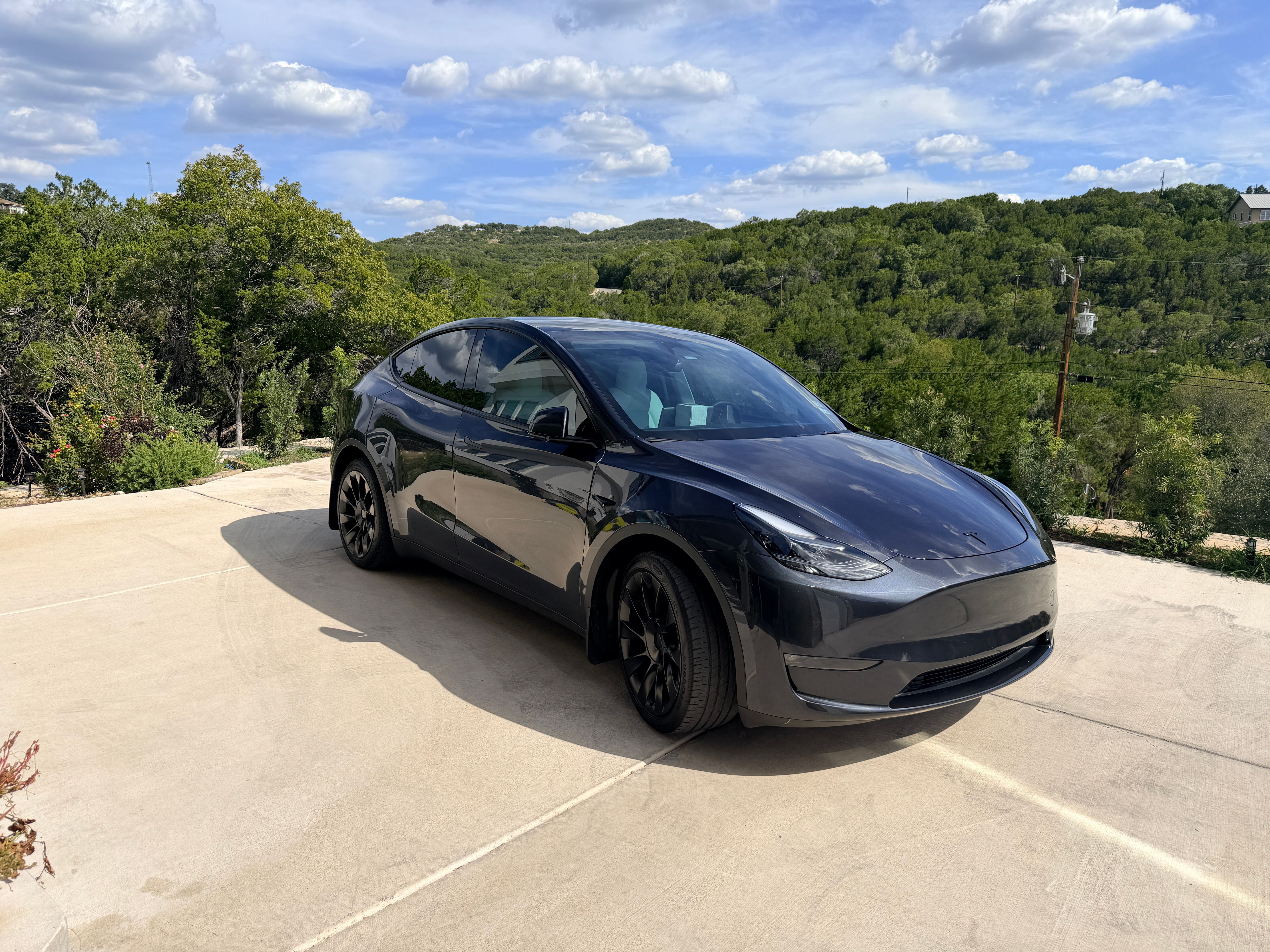 Used 2024 Tesla Model Y Long Range AWD/4WD image 1