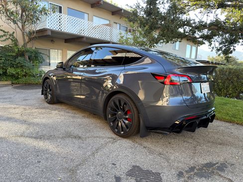 Used 2023 Tesla Model Y Performance image 9