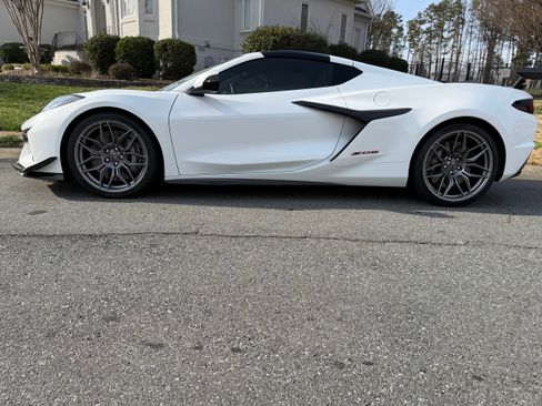 Used 2024 Chevrolet Corvette Z06 w/ Z07 Performance Package image 2