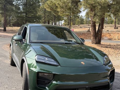 Used 2025 Porsche Macan 4S Electric image 8