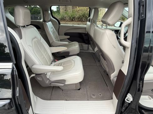 Used 2020 Chrysler Pacifica Touring-L FWD image 23
