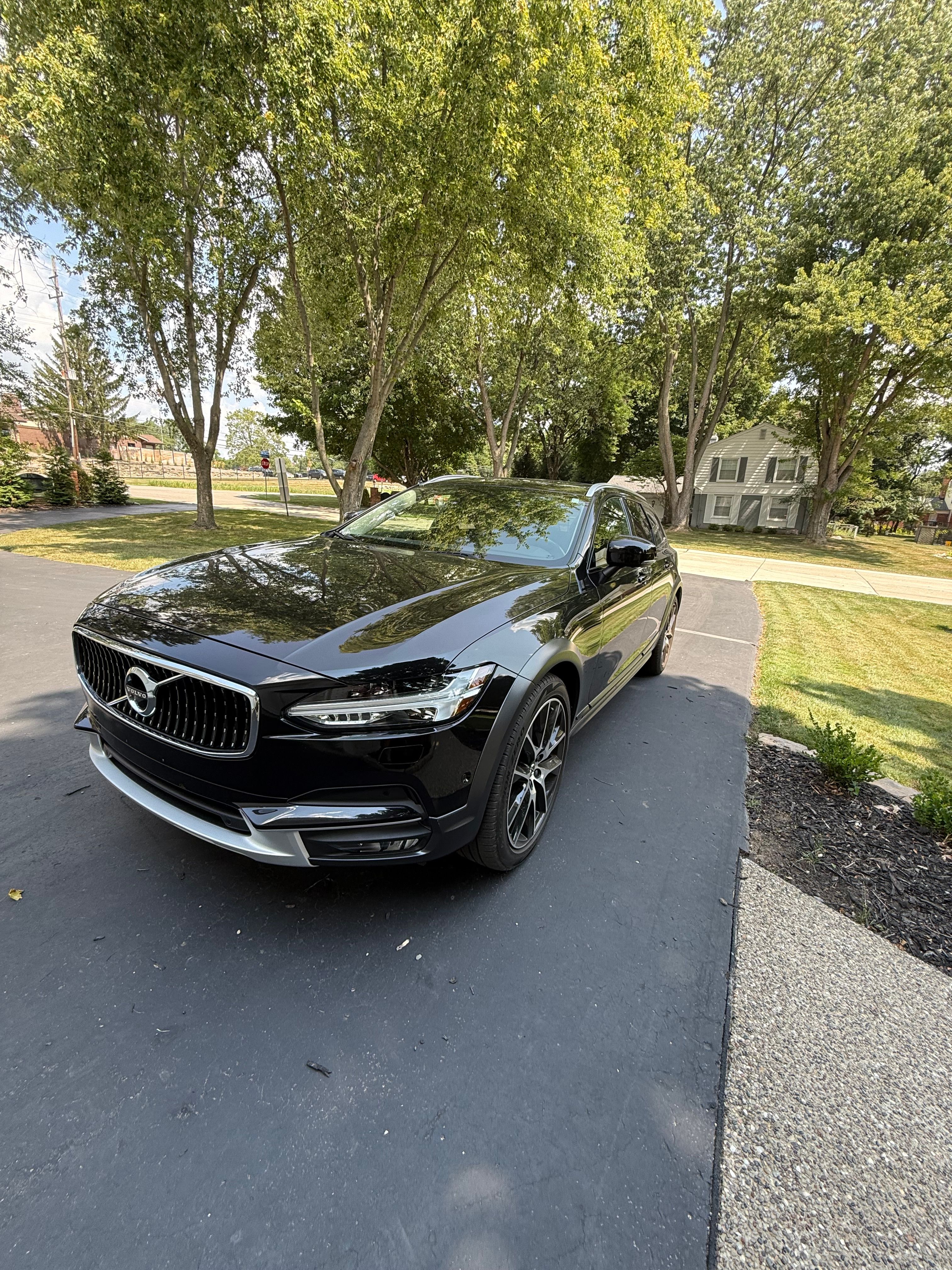 Used 2018 Volvo V90 T6 Cross Country w/ Convenience Package AWD/4WD image 2
