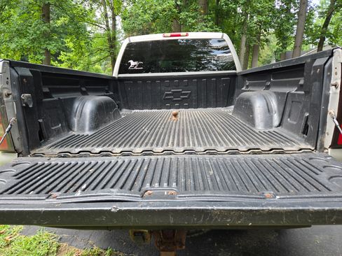Used 2004 Chevrolet Silverado 2500 LS w/ Snow Plow Prep Package image 10