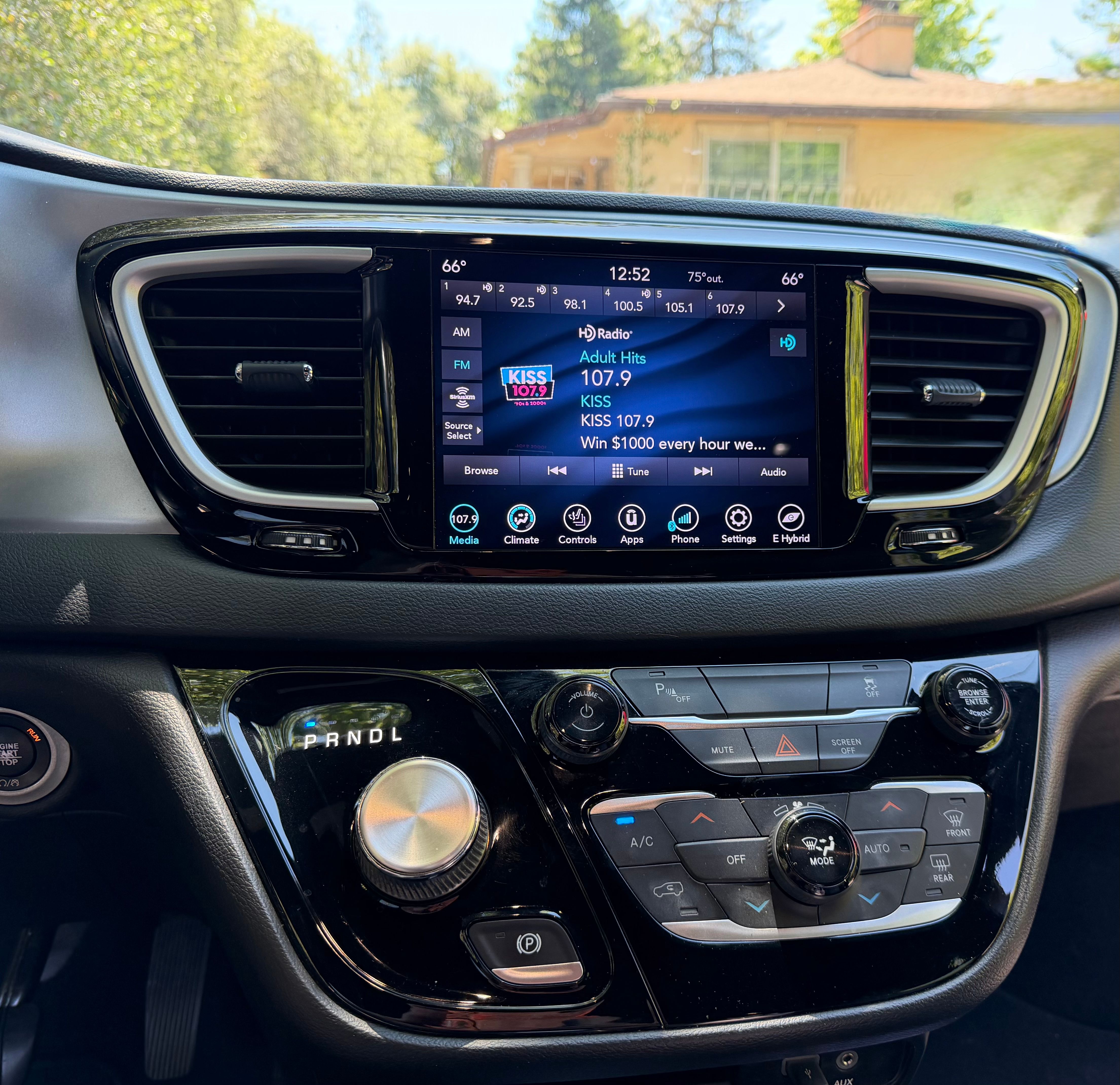 Used 2020 Chrysler Pacifica Touring-L w/ S Appearance Package FWD image 8