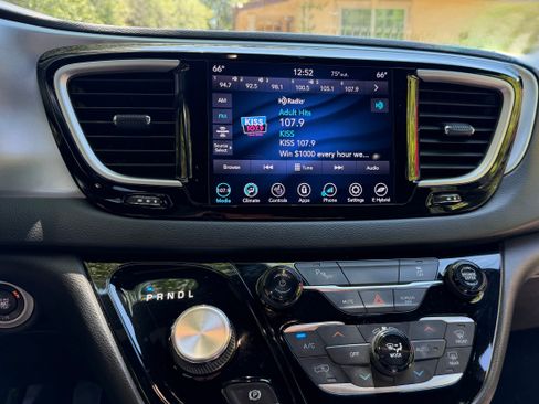 Used 2020 Chrysler Pacifica Touring-L w/ S Appearance Package FWD image 8