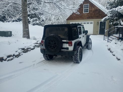 Used 2016 Jeep Wrangler Unlimited Sahara w/ Connectivity Group image 8