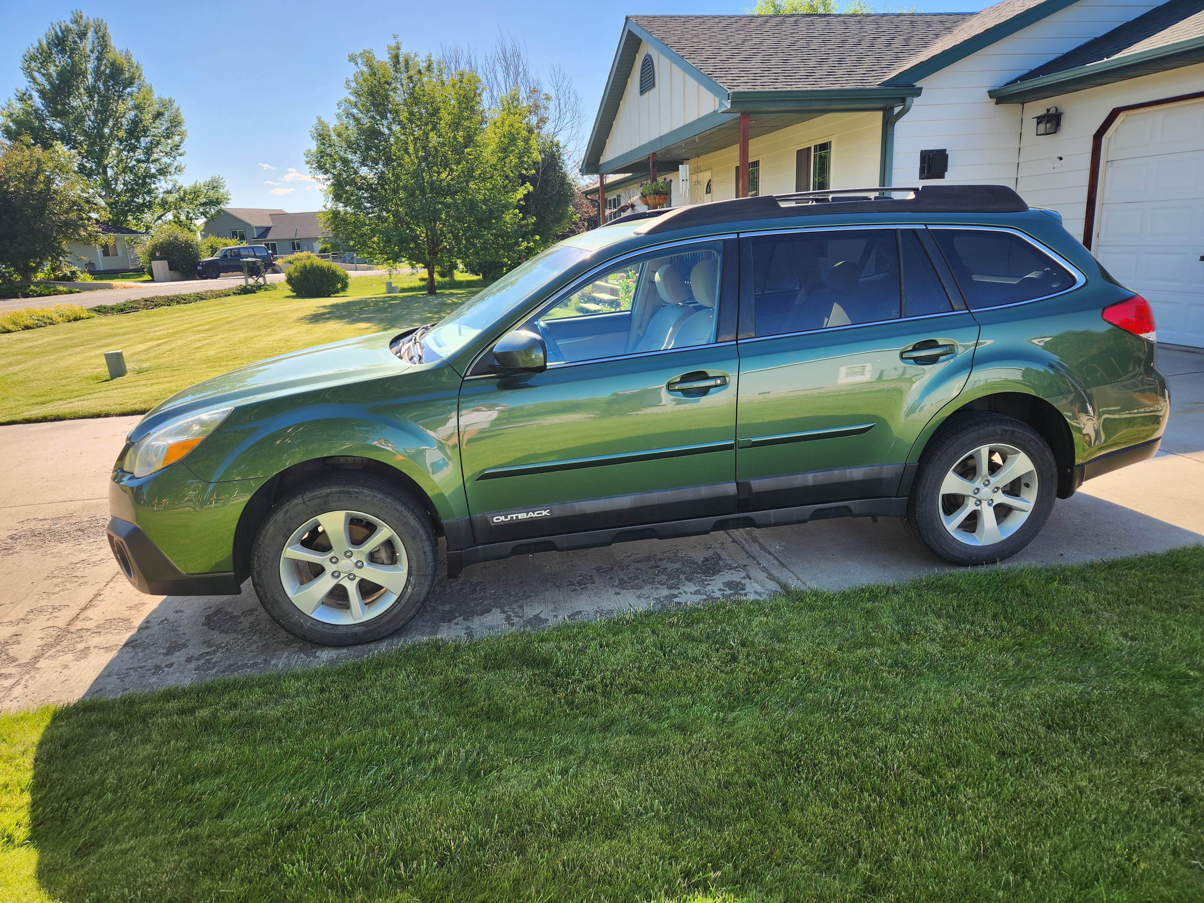 Used 2014 Subaru Outback 2.5i Premium AWD/4WD image 1