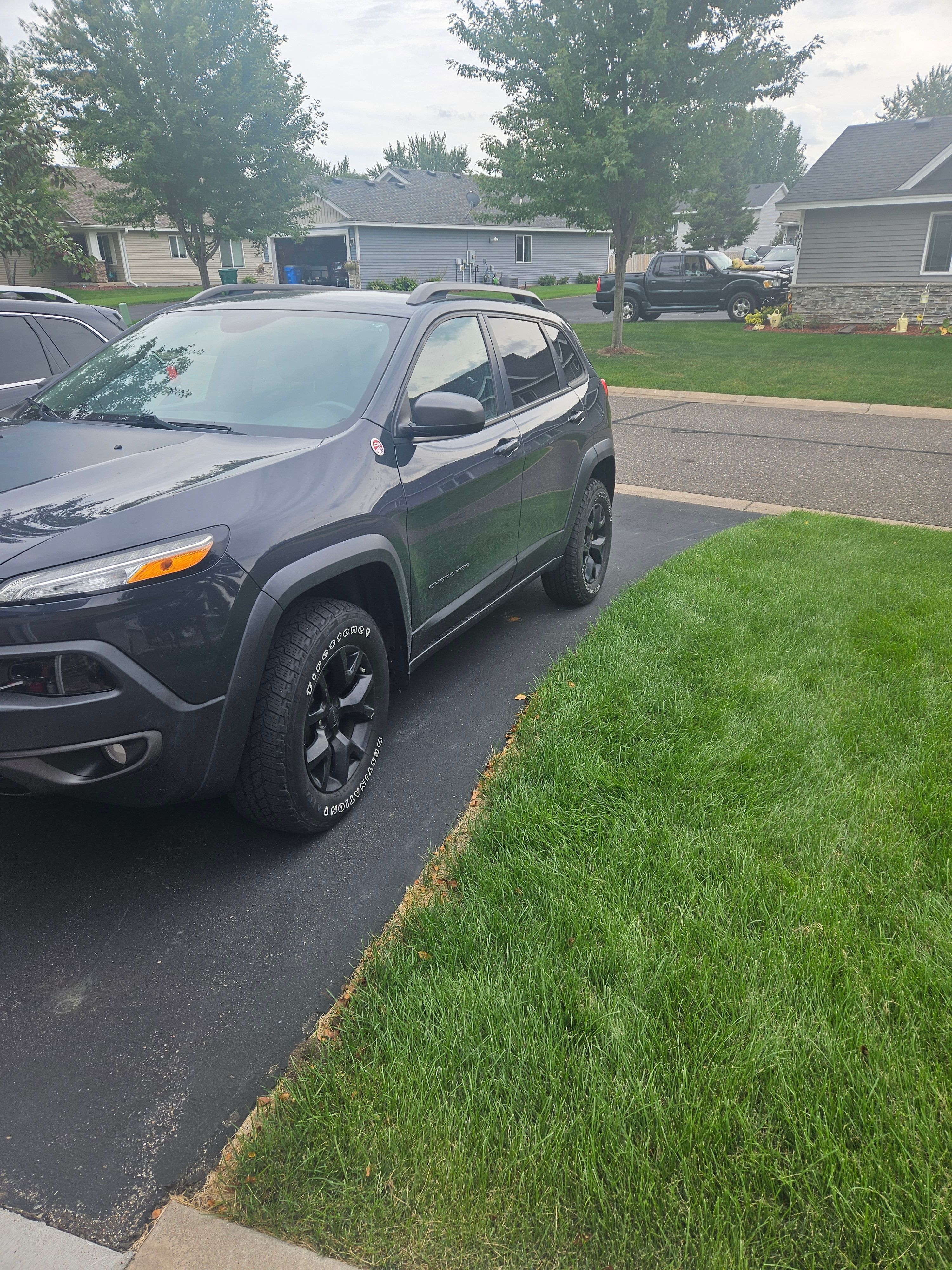 Used 2017 Jeep Cherokee Trailhawk w/ Cold Weather Group AWD/4WD image 2