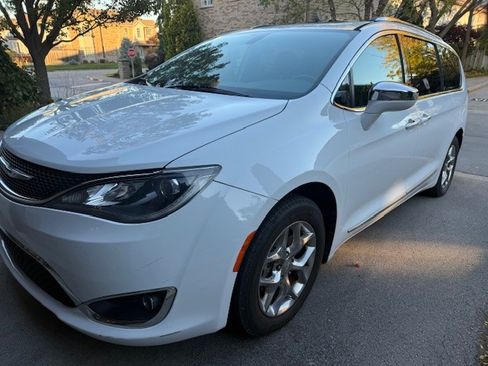 Used 2018 Chrysler Pacifica Limited image 1