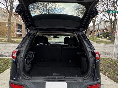 Used 2016 Jeep Cherokee Sport image 2