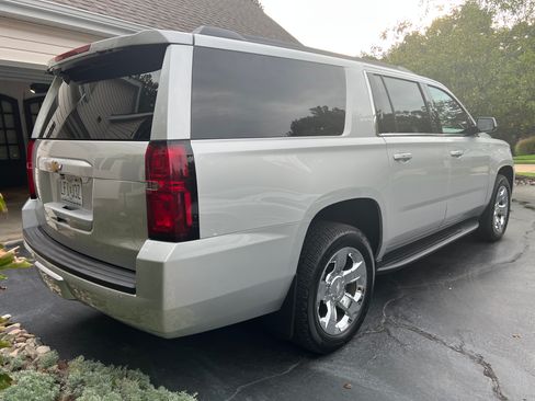 Used 2020 Chevrolet Suburban LT image 4