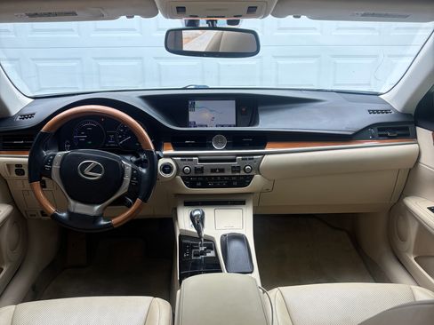Used 2014 Lexus ES 300h w/ Premium Package w/Bamboo Trim FWD image 11