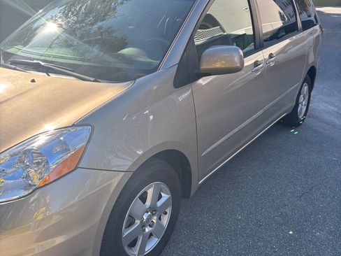 Used 2010 Toyota Sienna XLE Limited image 2