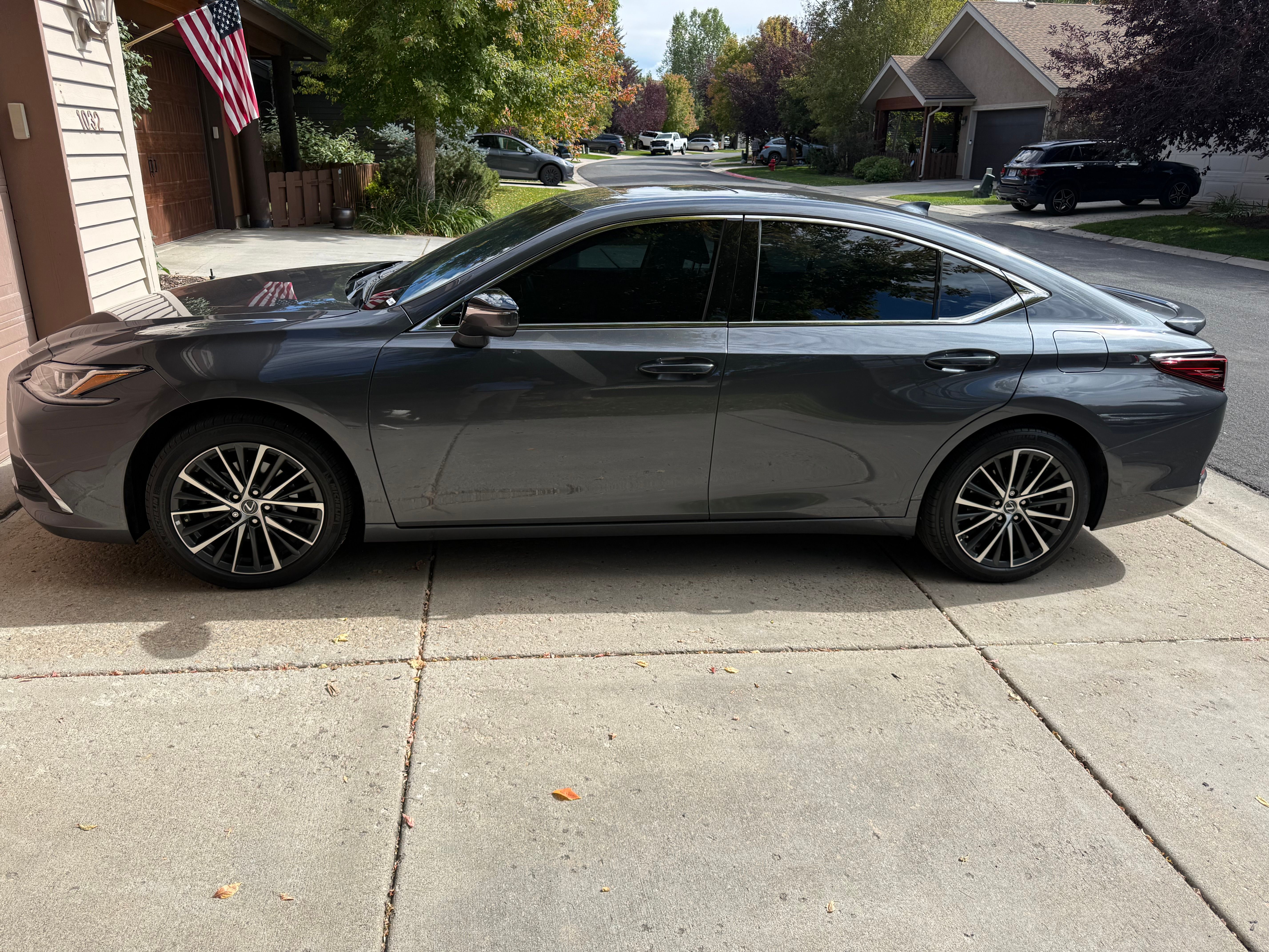 Used 2024 Lexus ES 300h w/ Premium Package FWD image 4
