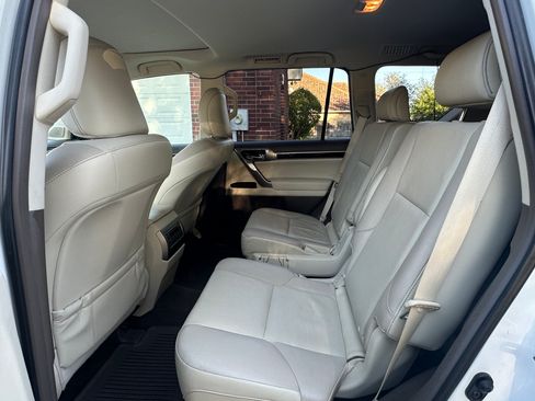 Used 2017 Lexus GX 460 image 16