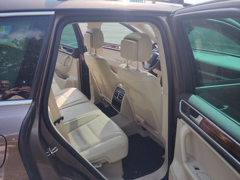 Used 2012 Volkswagen Touareg TDI image 16